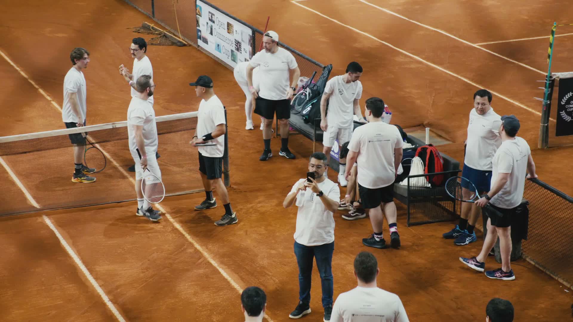 Participantes se reúnem na quadra de tênis do Open Commerce Cup